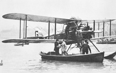 艾伦科巴姆于1926年10月1日在威斯敏斯特的泰晤士河上下车 作者 英国摄影师